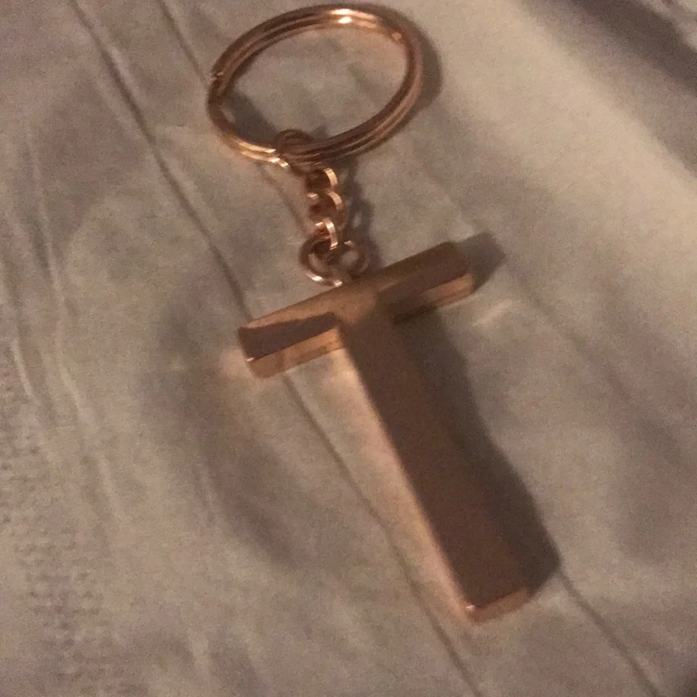 Letter T monogram key chain in rose gold new